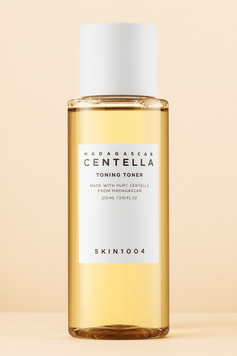 Флакон SKIN1004 Madagascar Centella Toning Toner 210 мл із прозорим золотистим тонером на світлому фоні. Зволожувальний засіб для всіх типів шкіри.