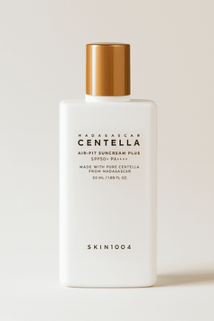Флакон SKIN1004 Air-Fit Suncream Plus SPF50+ PA++++ 50 мл з білим корпусом і золотистою кришкою &mdash; мінеральний сонцекрем з центелою та ніацинамідом, напівматовий фініш.